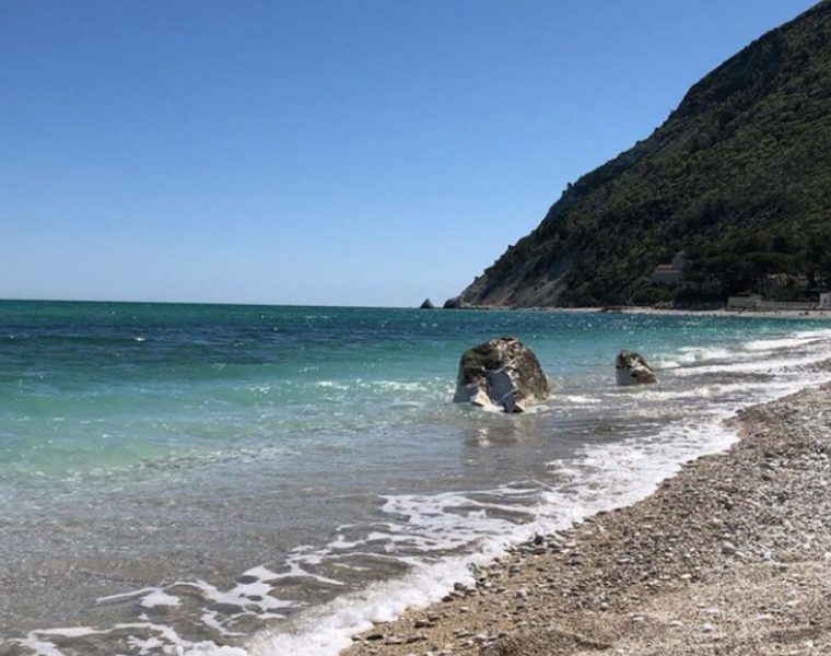 Portonovo: Scopri l'Incantevole Scenario