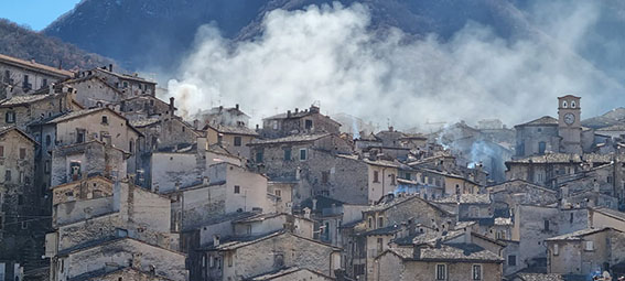 Scanno: una perla riflessa sul lago